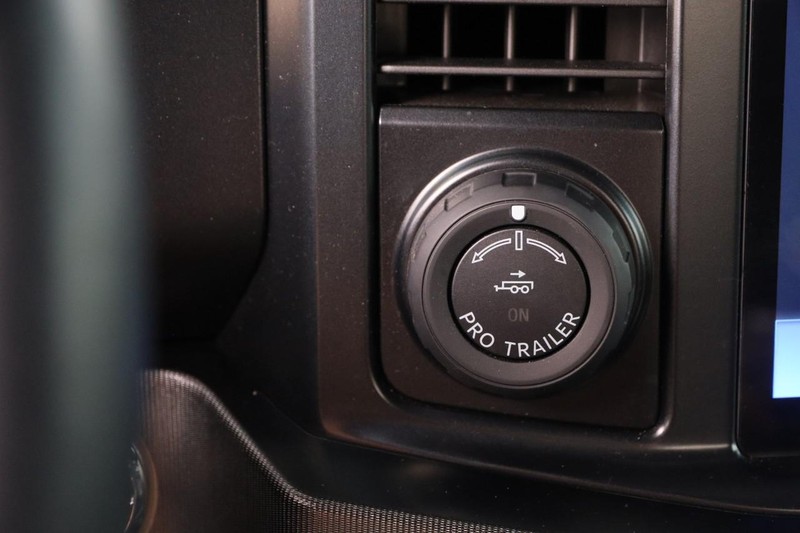 Ford Super Duty F-350 SRW Vehicle Image 16