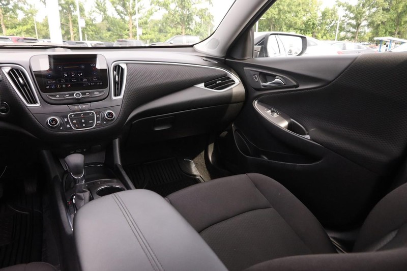Chevrolet Malibu Vehicle Image 23