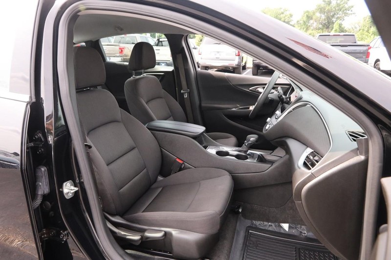 Chevrolet Malibu Vehicle Image 24