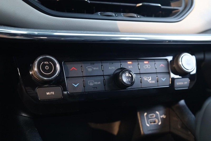 Jeep Compass Vehicle Image 14