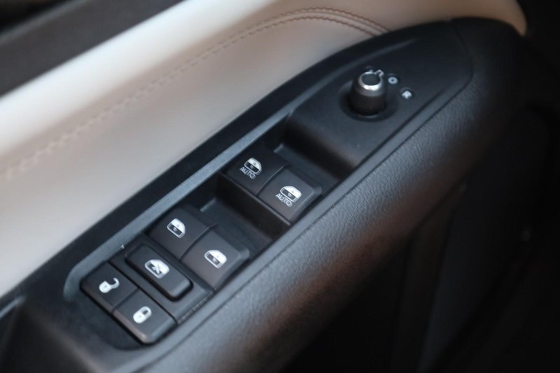 Jeep Compass Vehicle Image 17