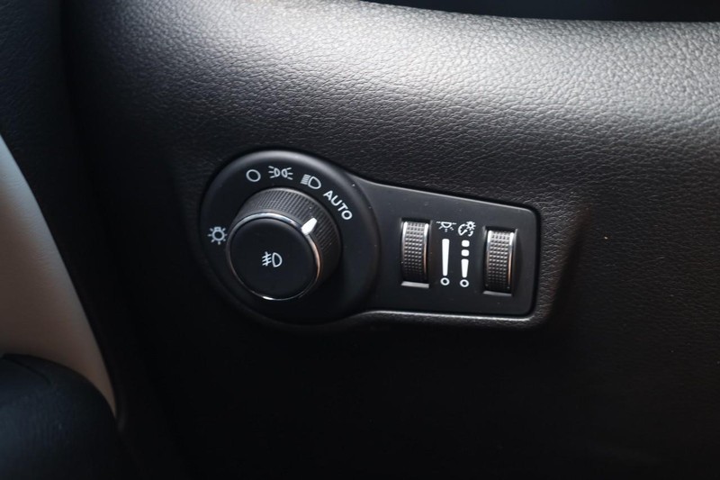 Jeep Compass Vehicle Image 18