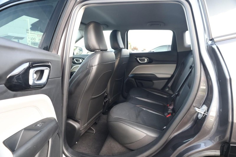 Jeep Compass Vehicle Image 21