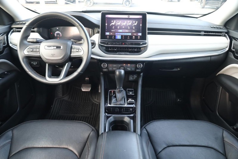 Jeep Compass Vehicle Image 23