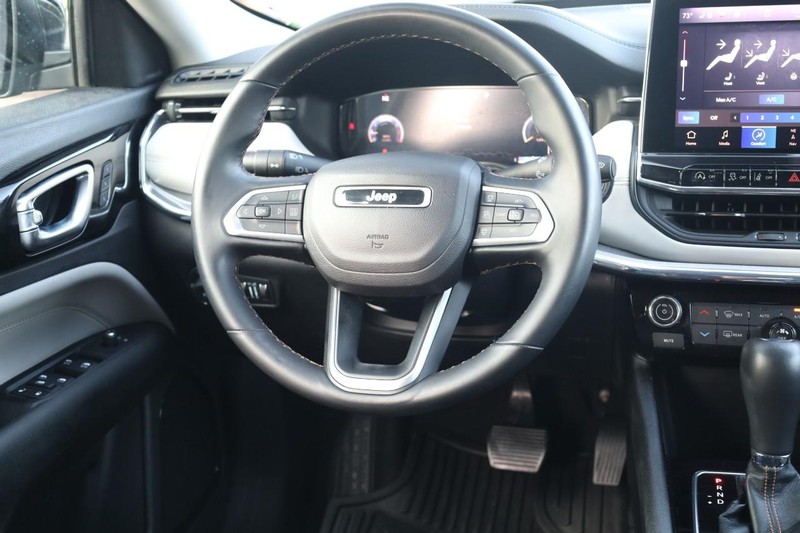 Jeep Compass Vehicle Image 24