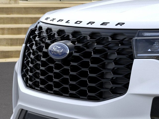 Ford Explorer Vehicle Image 17