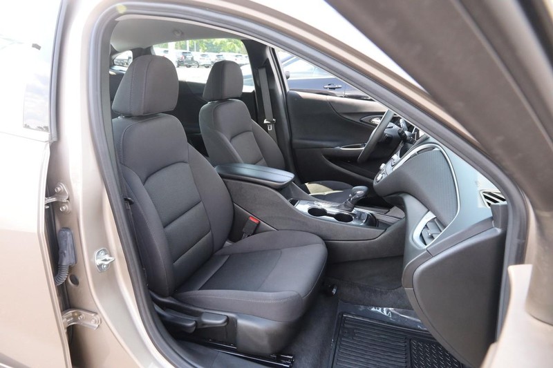 Chevrolet Malibu Vehicle Image 23