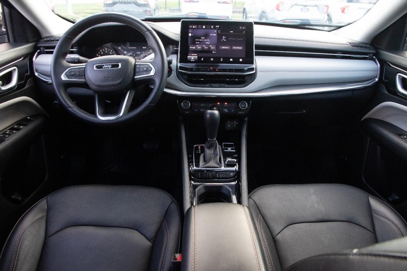Jeep Compass Vehicle Image 20