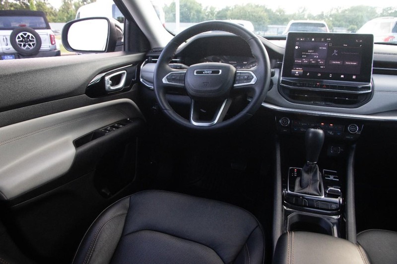 Jeep Compass Vehicle Image 21