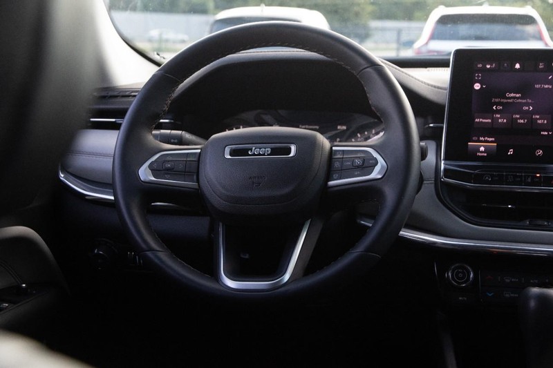 Jeep Compass Vehicle Image 22