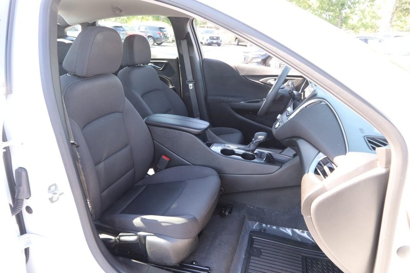 Chevrolet Malibu Vehicle Image 24