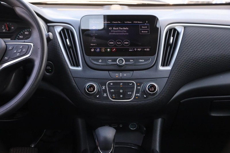 Chevrolet Malibu Vehicle Image 22