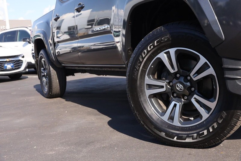 Toyota Tacoma Vehicle Image 03