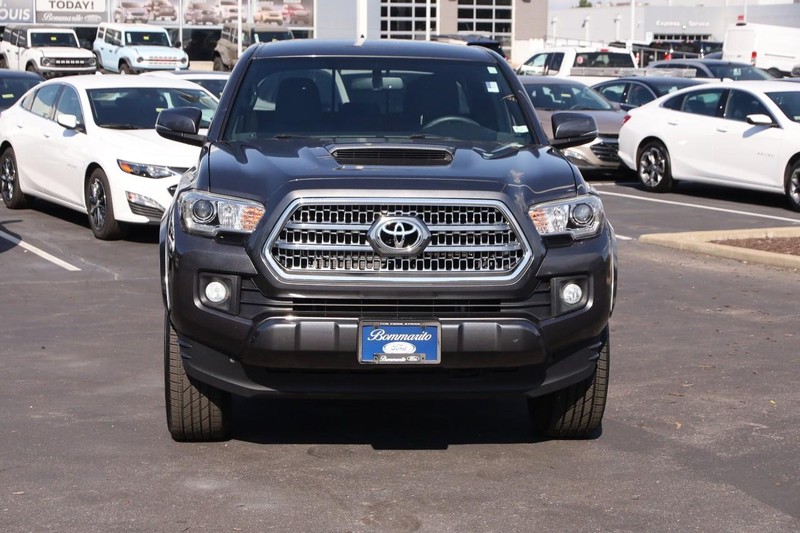 Toyota Tacoma Vehicle Image 04