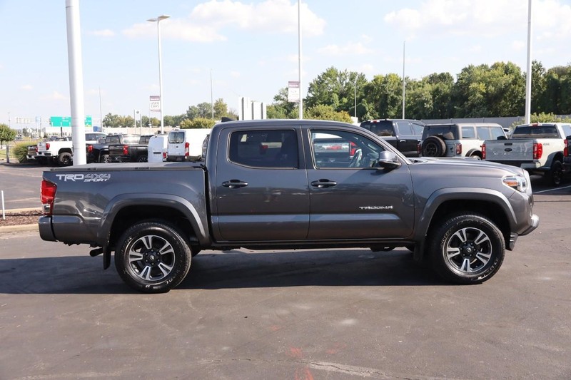 Toyota Tacoma Vehicle Image 05