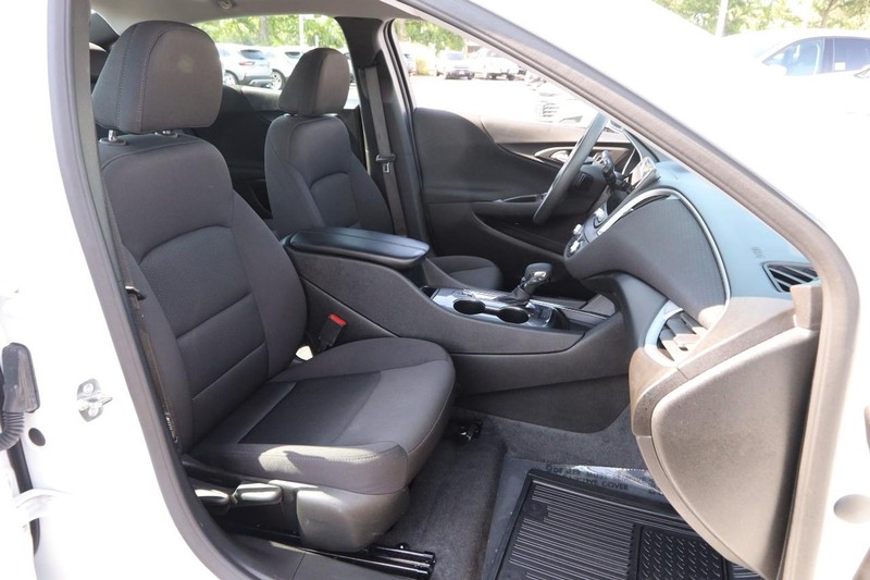 Chevrolet Malibu Vehicle Image 24