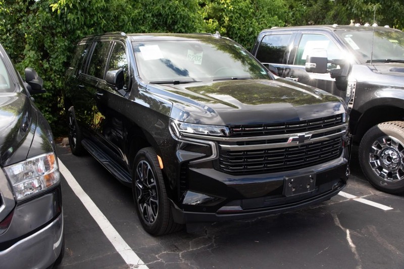 Chevrolet Suburban Vehicle Image 02