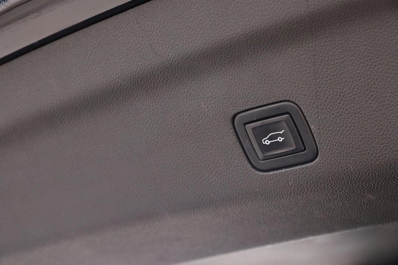 Chevrolet Suburban Vehicle Image 08