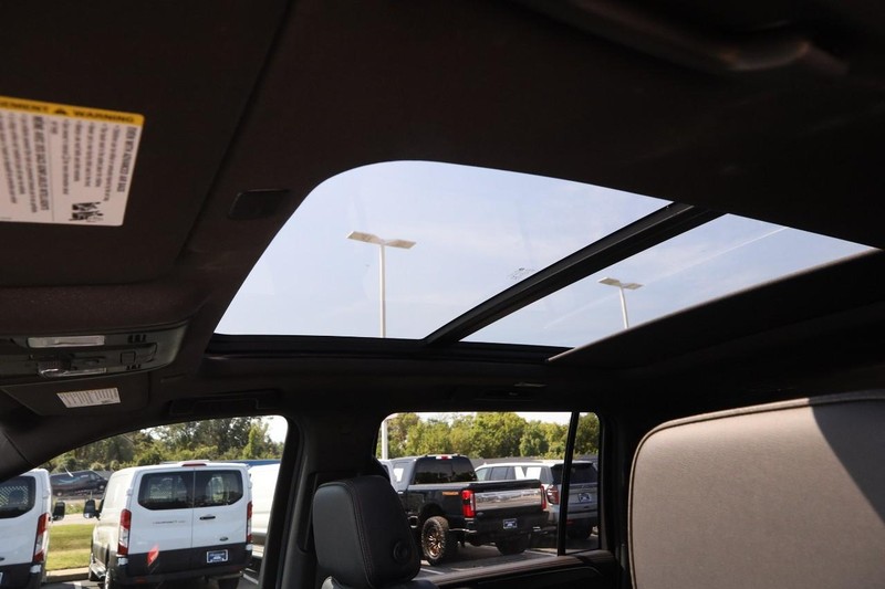 Chevrolet Suburban Vehicle Image 09