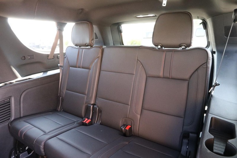 Chevrolet Suburban Vehicle Image 12