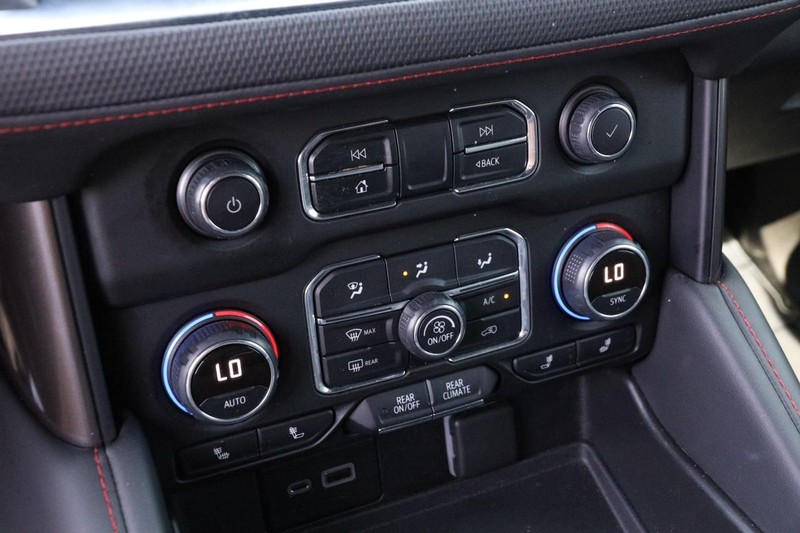 Chevrolet Suburban Vehicle Image 21