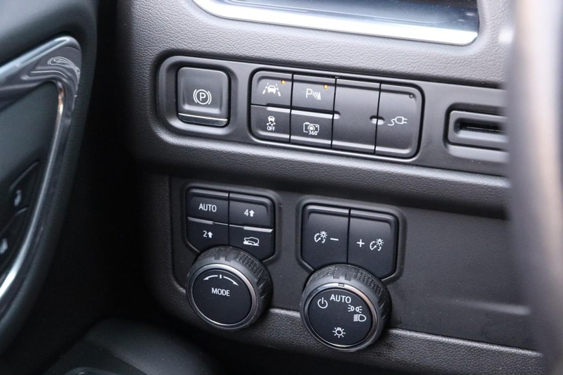 Chevrolet Suburban Vehicle Image 23