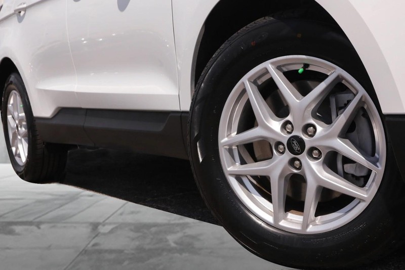 Ford Edge Vehicle Image 03