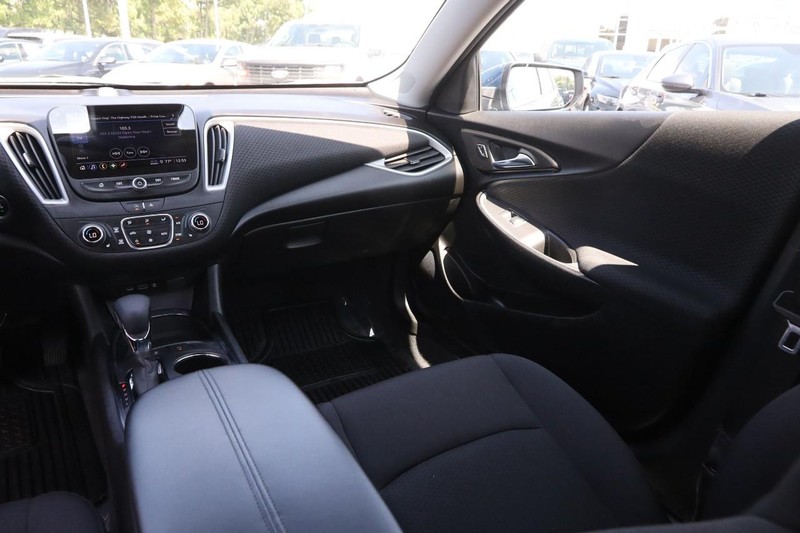 Chevrolet Malibu Vehicle Image 22