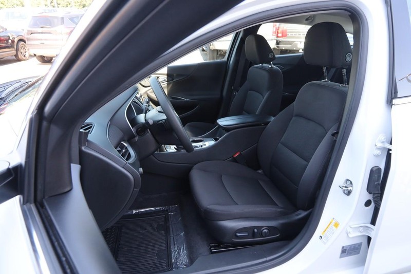 Chevrolet Malibu Vehicle Image 09