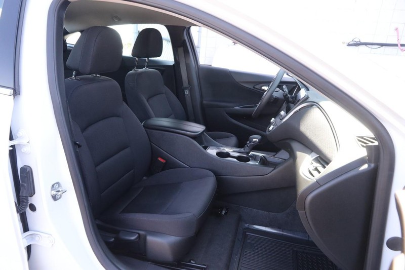 Chevrolet Malibu Vehicle Image 25