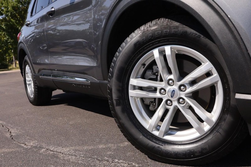 Ford Explorer Vehicle Image 04