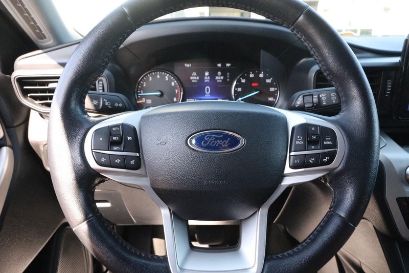 Ford Explorer Vehicle Image 14