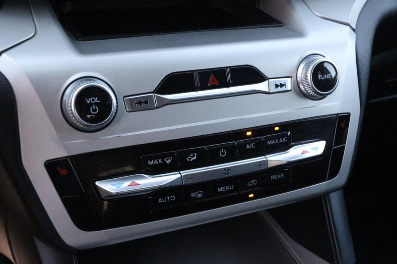 Ford Explorer Vehicle Image 21