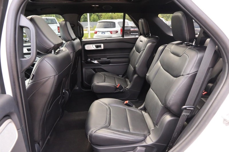 Ford Explorer Vehicle Image 11