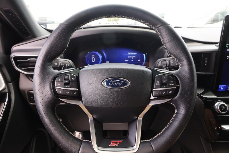 Ford Explorer Vehicle Image 13