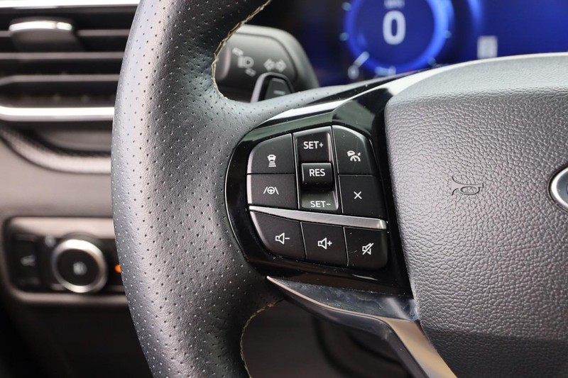 Ford Explorer Vehicle Image 14