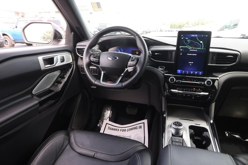 Ford Explorer Vehicle Image 24