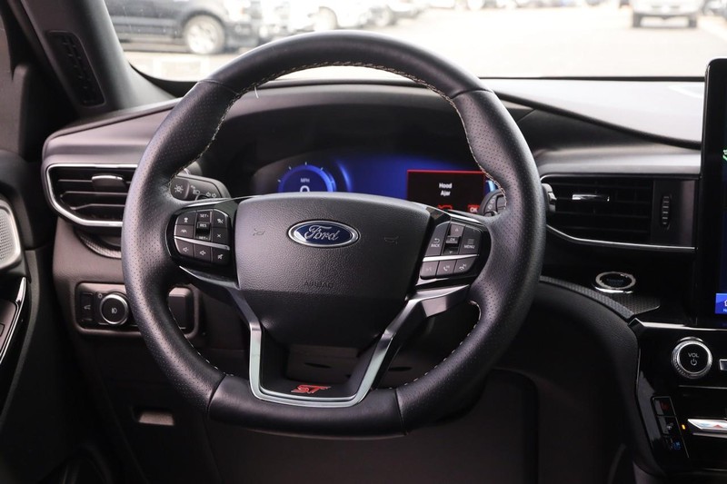 Ford Explorer Vehicle Image 25