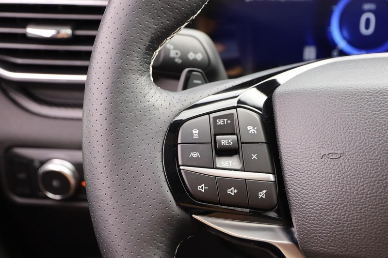 Ford Explorer Vehicle Image 14