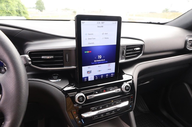 Ford Explorer Vehicle Image 18