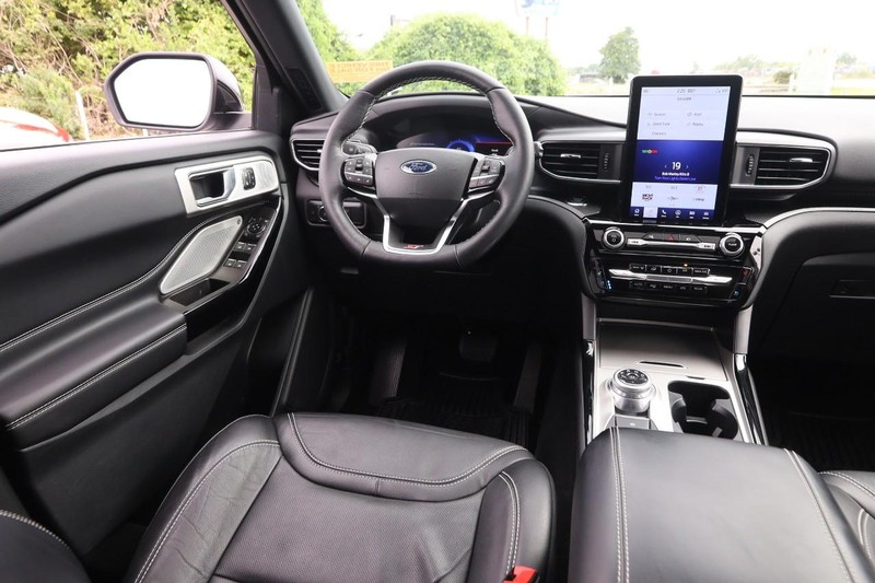 Ford Explorer Vehicle Image 24