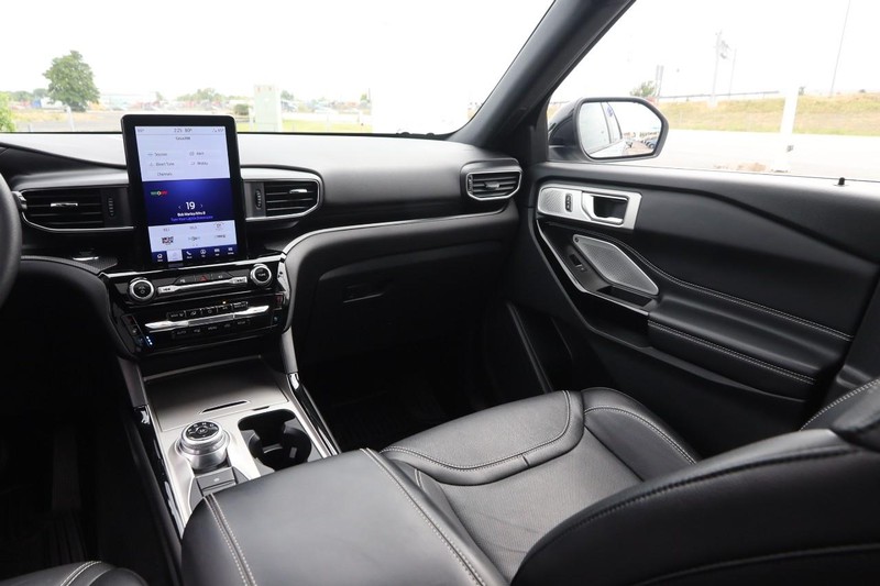 Ford Explorer Vehicle Image 27