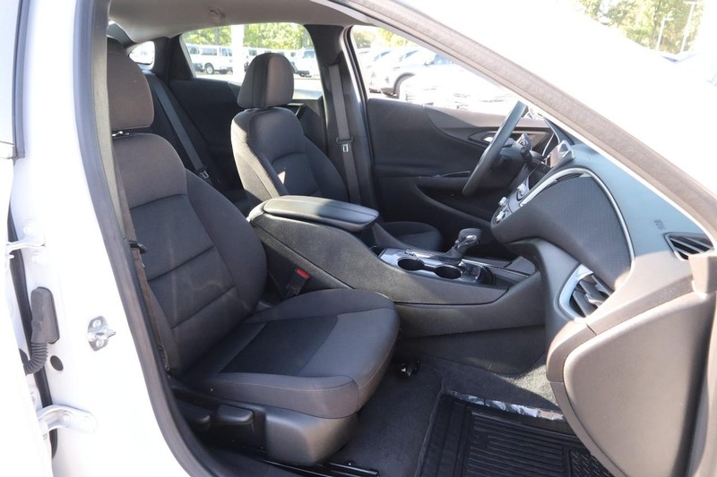 Chevrolet Malibu Vehicle Image 24