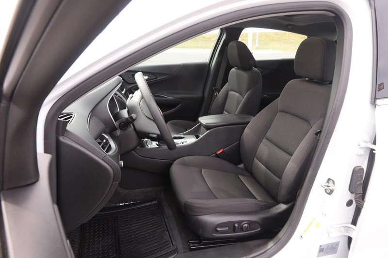 Chevrolet Malibu Vehicle Image 09
