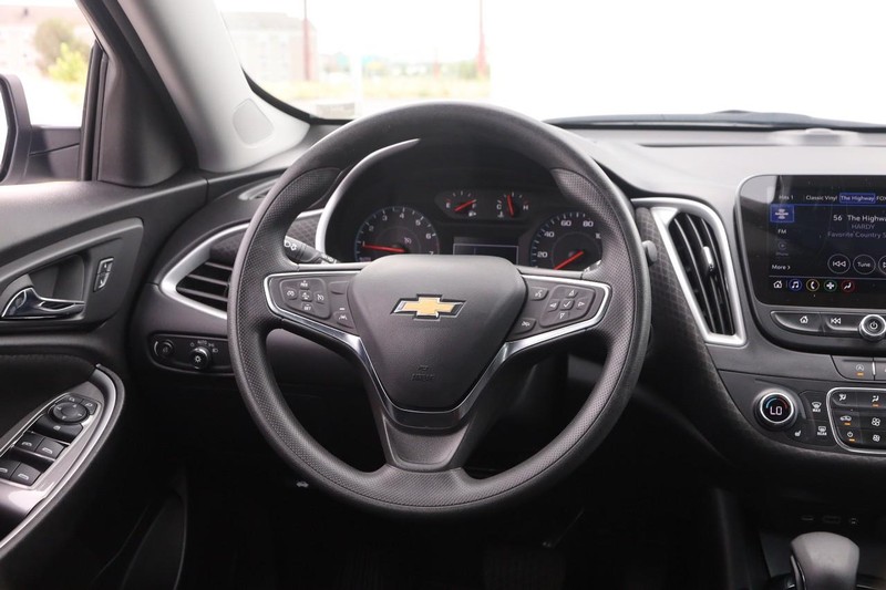 Chevrolet Malibu Vehicle Image 22