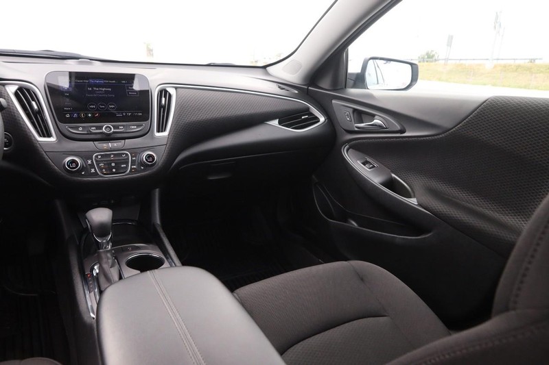 Chevrolet Malibu Vehicle Image 24