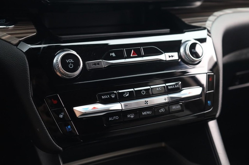 Ford Explorer Vehicle Image 15