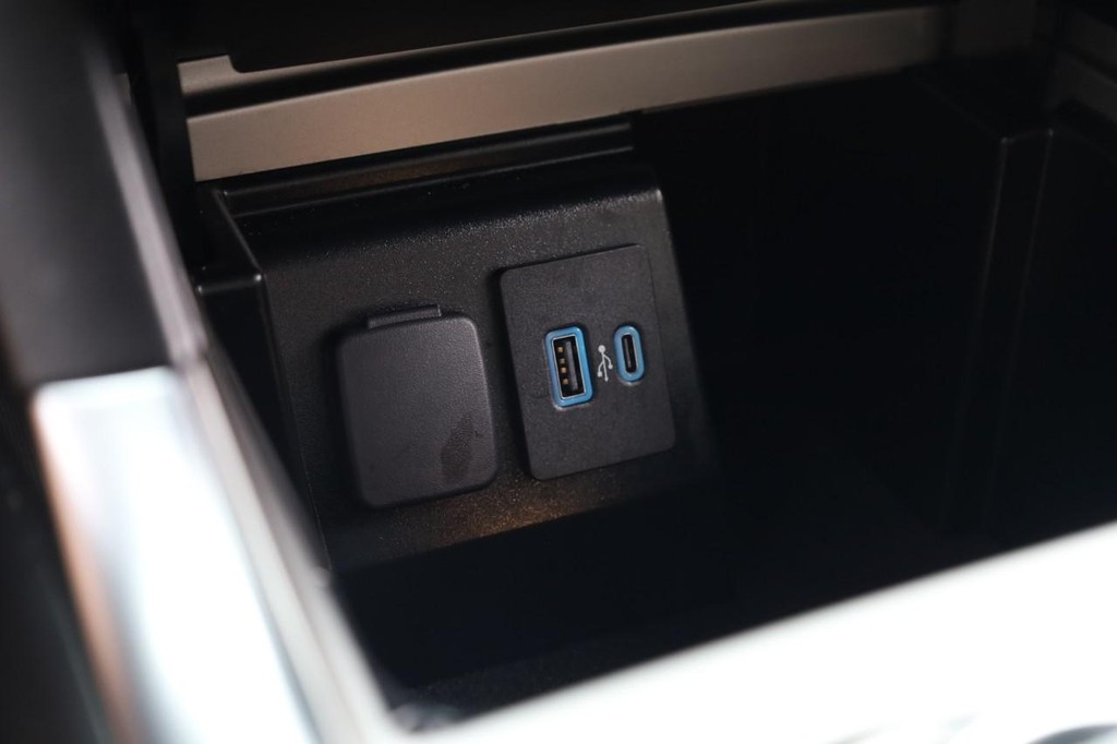 Ford Explorer Vehicle Image 16