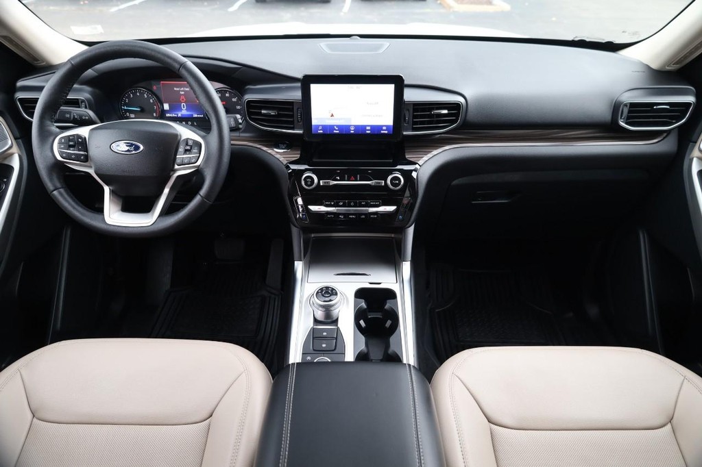 Ford Explorer Vehicle Image 24