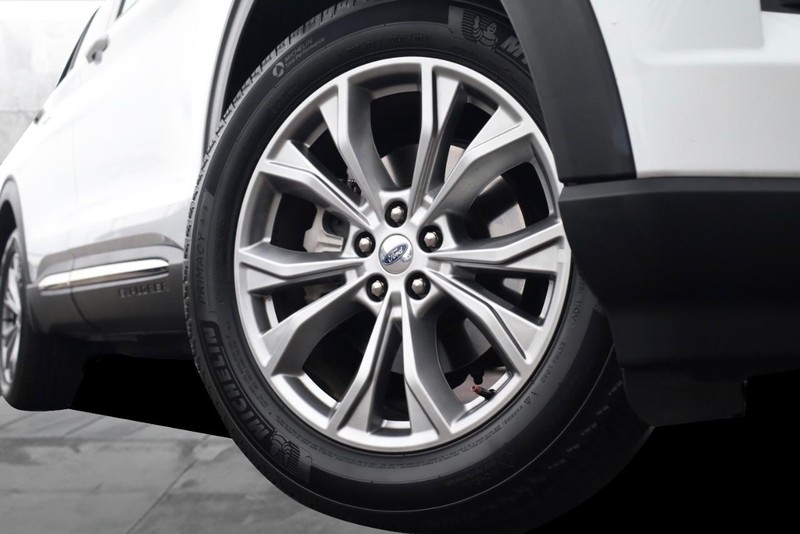 Ford Explorer Vehicle Full-screen Gallery Image 3